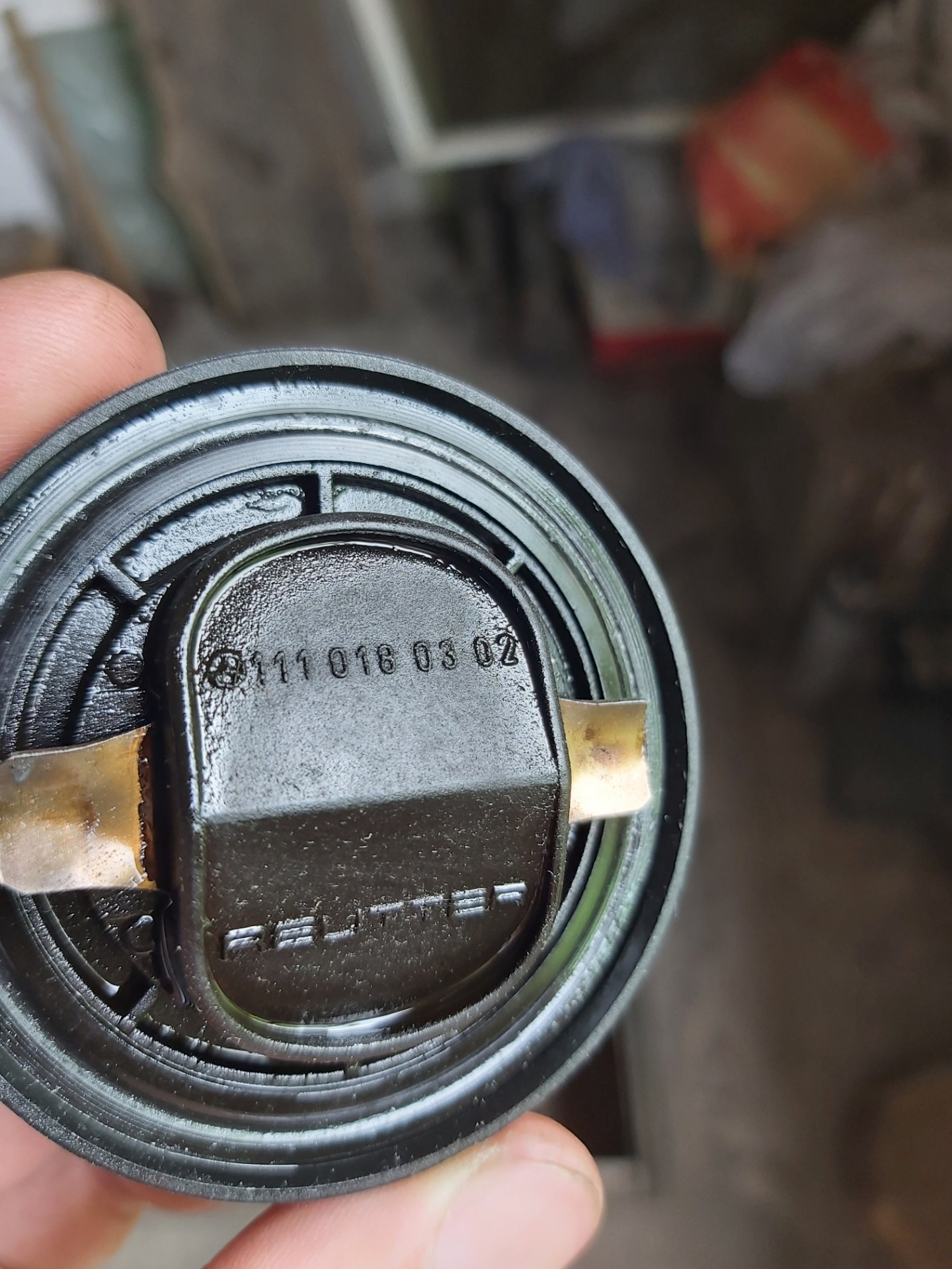 1kd эмульсия на крышке. При работающем двигателе открыть крышку маслозаливной горловины. Двигатель гольф 7 под маслозаливной крышки). Volkswagen touareg 2008 bpe маслозаливная горловина. Крышка vag арт.