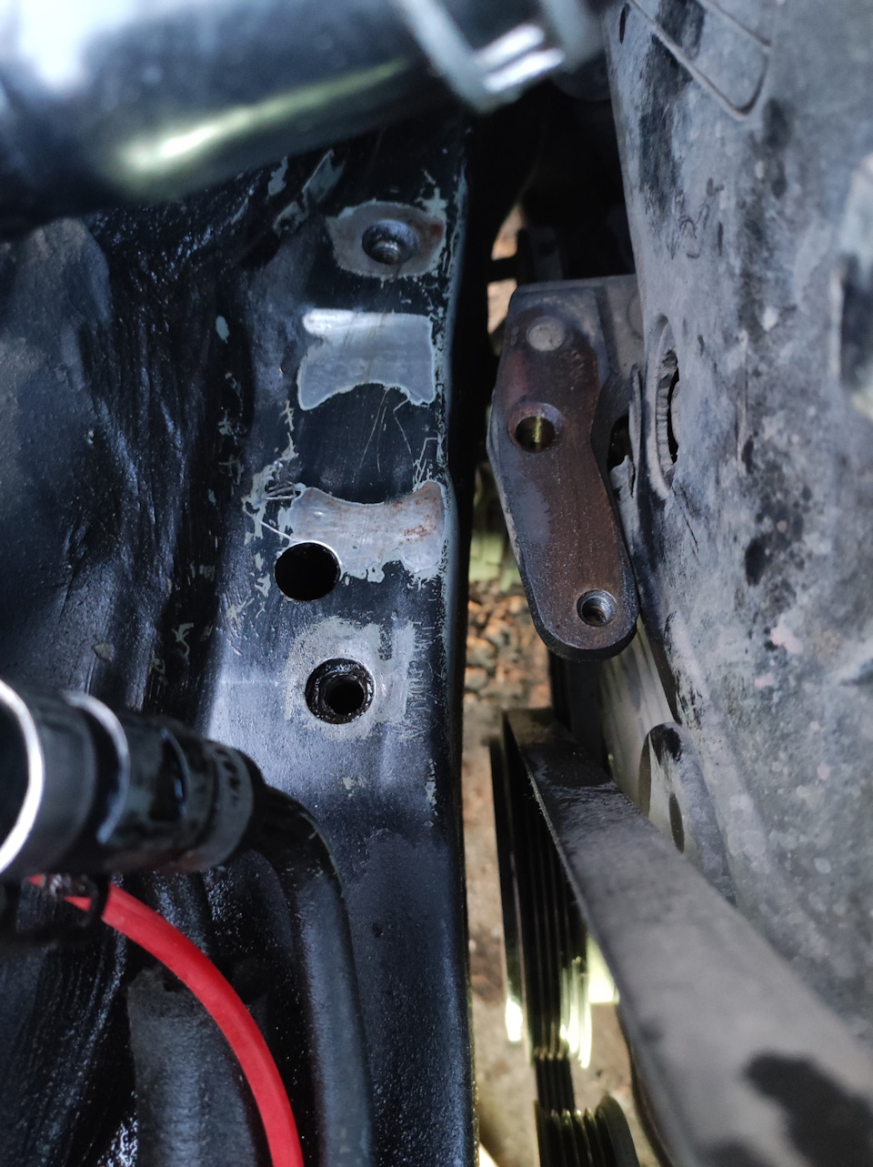 Кронштейн просто лежал на кузове и достаточно сильно отполировал его. — Toyota Caldina (190)