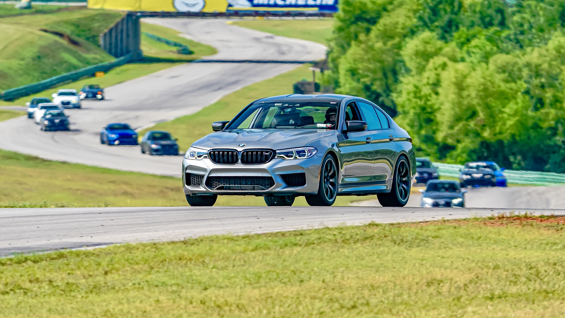 Самолет и BMW f90