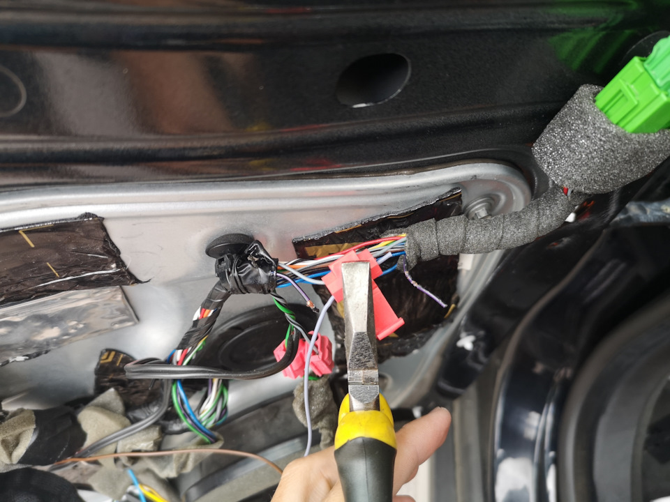 Сначала подключаются провода в углу рядом с разъемом уходящим в зеркало. Для удобства сначала перекусывается провод питания зеркала (черно фиолетовый). Далее подключаются через соединители серый и голубой провода к соответствующим проводам проводки авто. — Volvo XC70 III