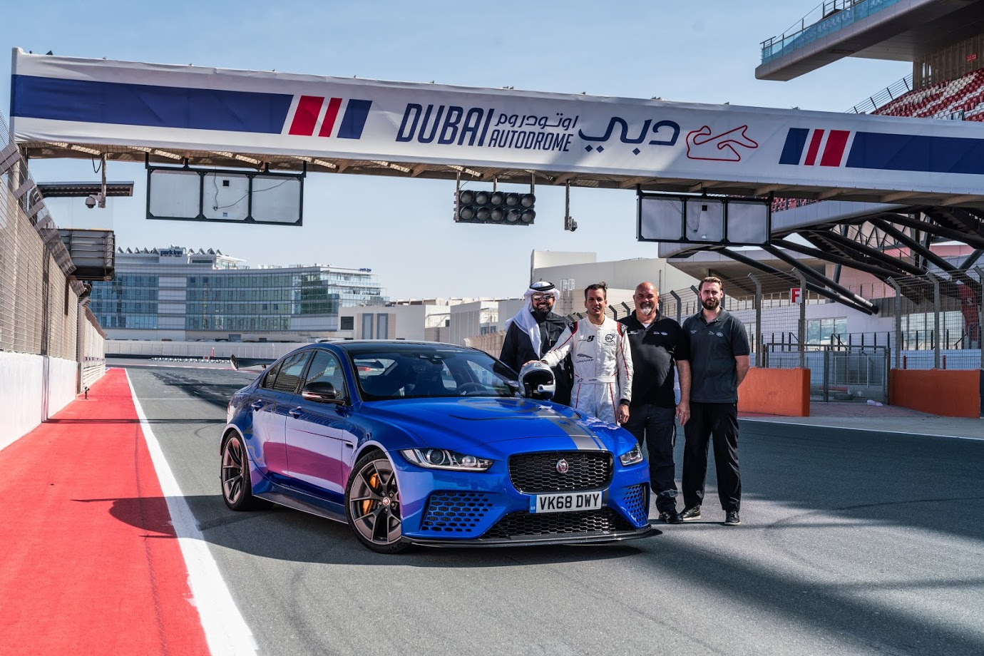 Project 8. Ягуар xe SV Project 8. Jaguar xe SV Project 8 2021. Jaguar xe SV Project 8 салон. Ягуар xe SV Project 8 Salon.