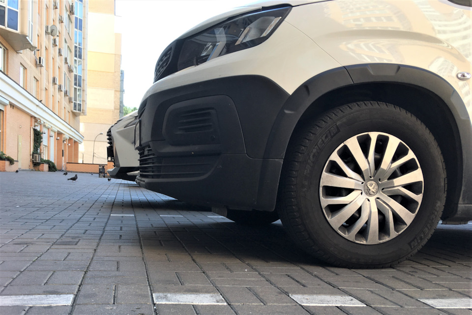 Расстояние от нижняя точки в начале бампера 25 см, возле колеса 20 см — Peugeot Rifter