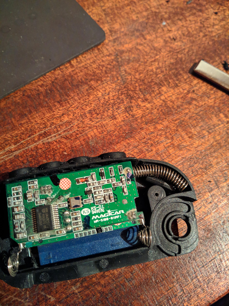 Собираем. Чип лежит под пружинкой антенны. Нормально все работает, заводится. — KIA Ceed SW (1G)