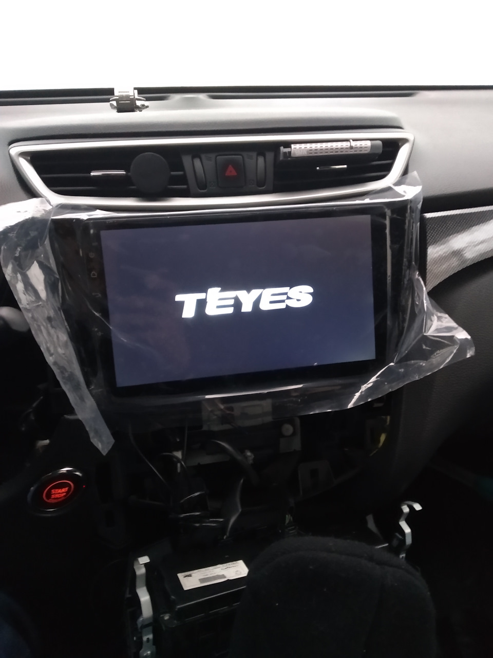 Первый запуск, лого можно менять на любое — Nissan X-Trail III (t32)