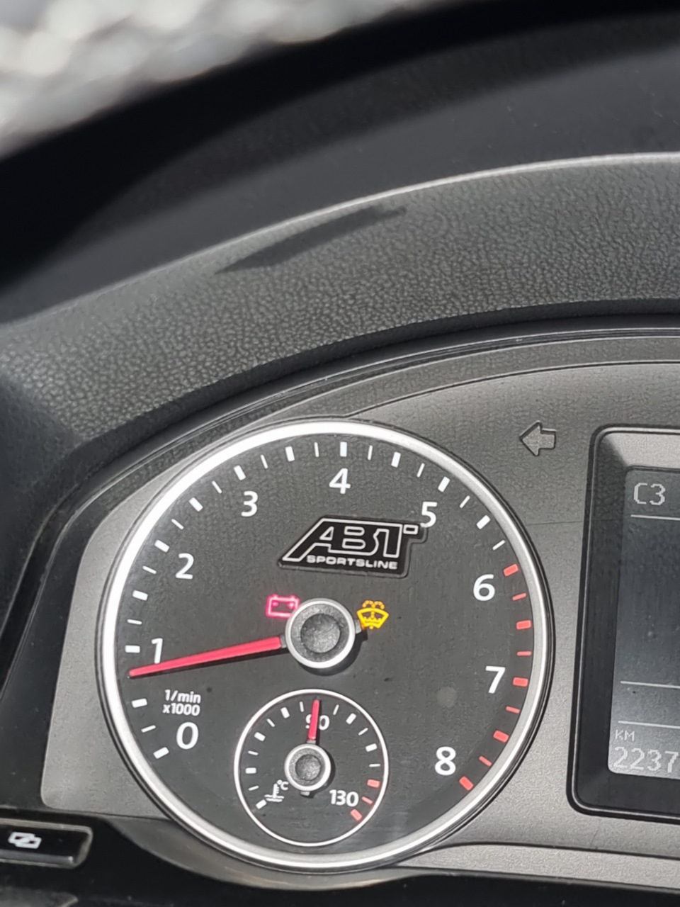 Загорелся индикатор аккумулятора — Volkswagen Tiguan (1G), 2 л, 2011 ...