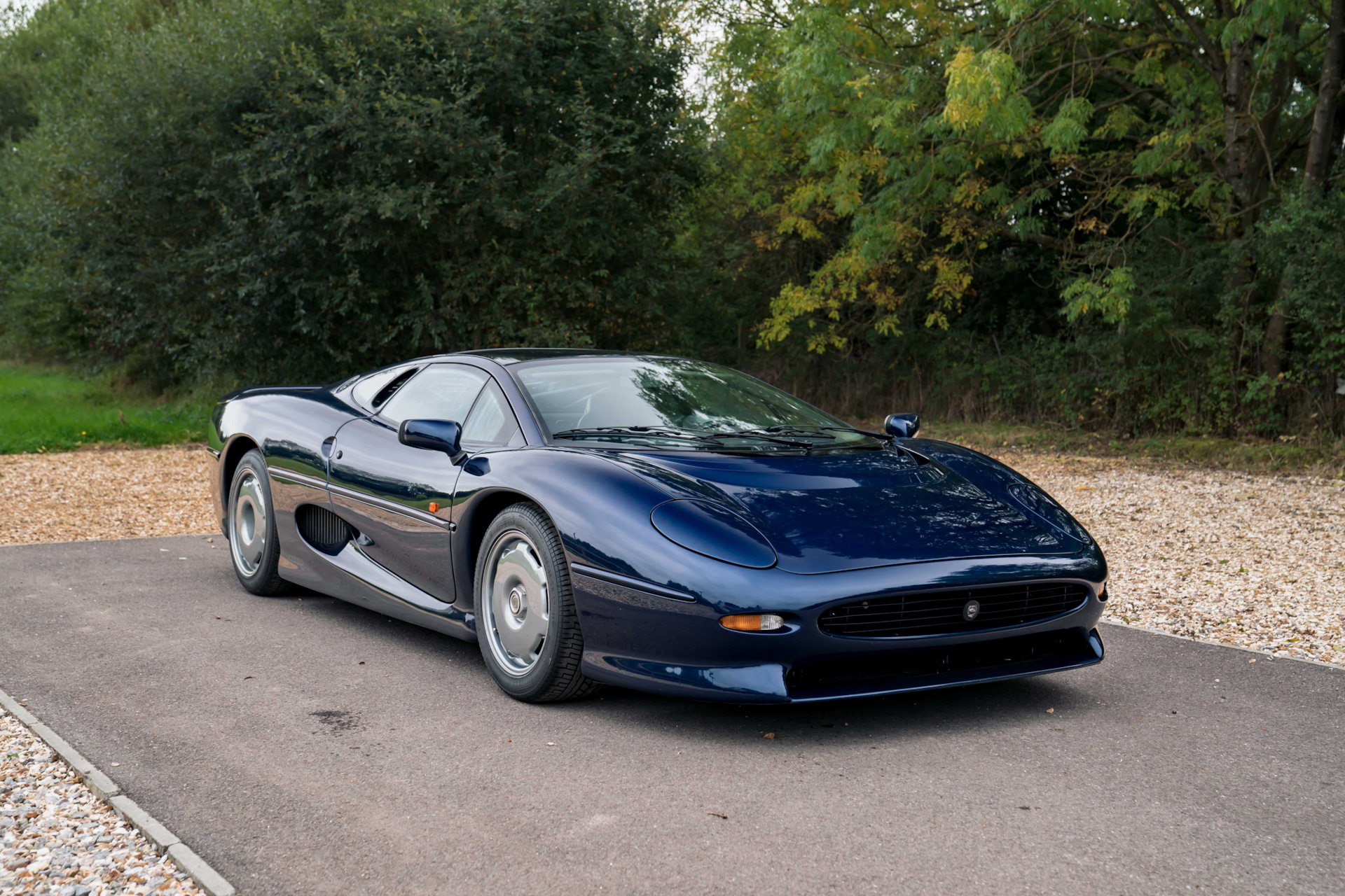 Ягуар xj220