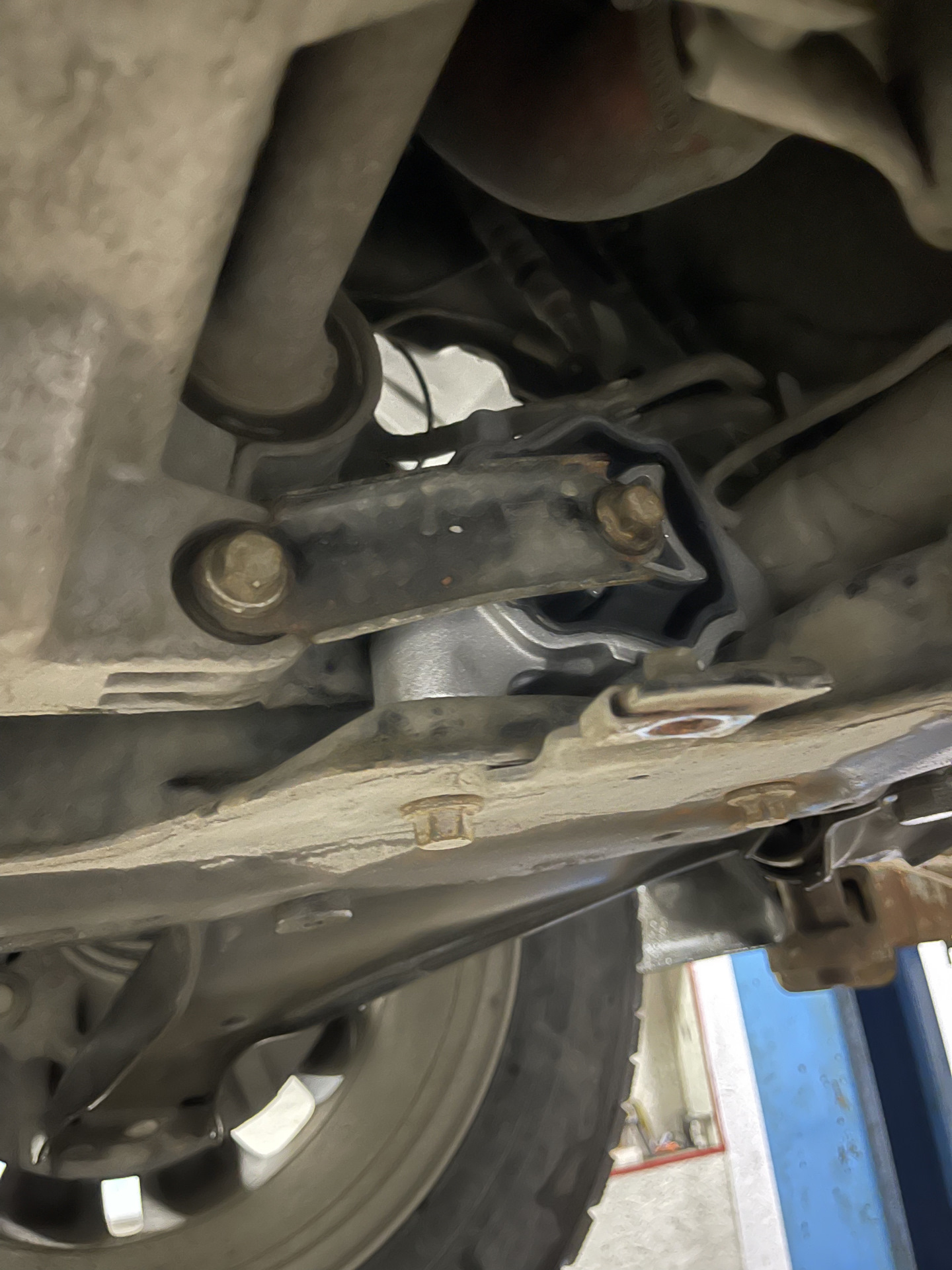 Замена подушек двигателя. — Land Rover Freelander 2 (L359), 2,2 л, 2014 ...