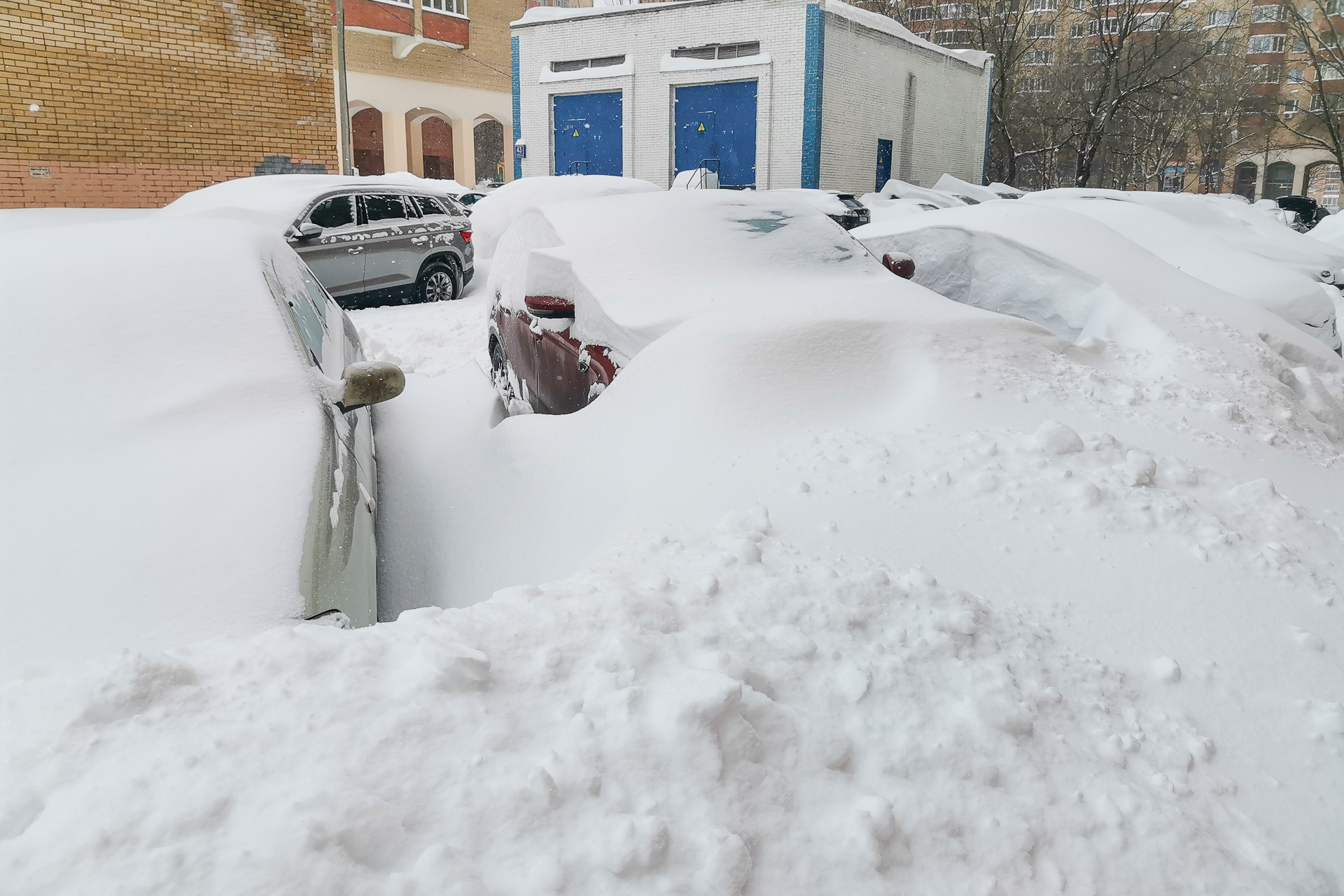 Расчистить место. Застолбить место на парковке зимой.