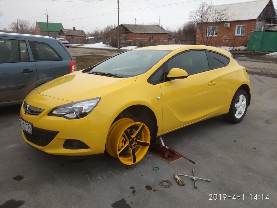 Opel Astra h GTC желтая