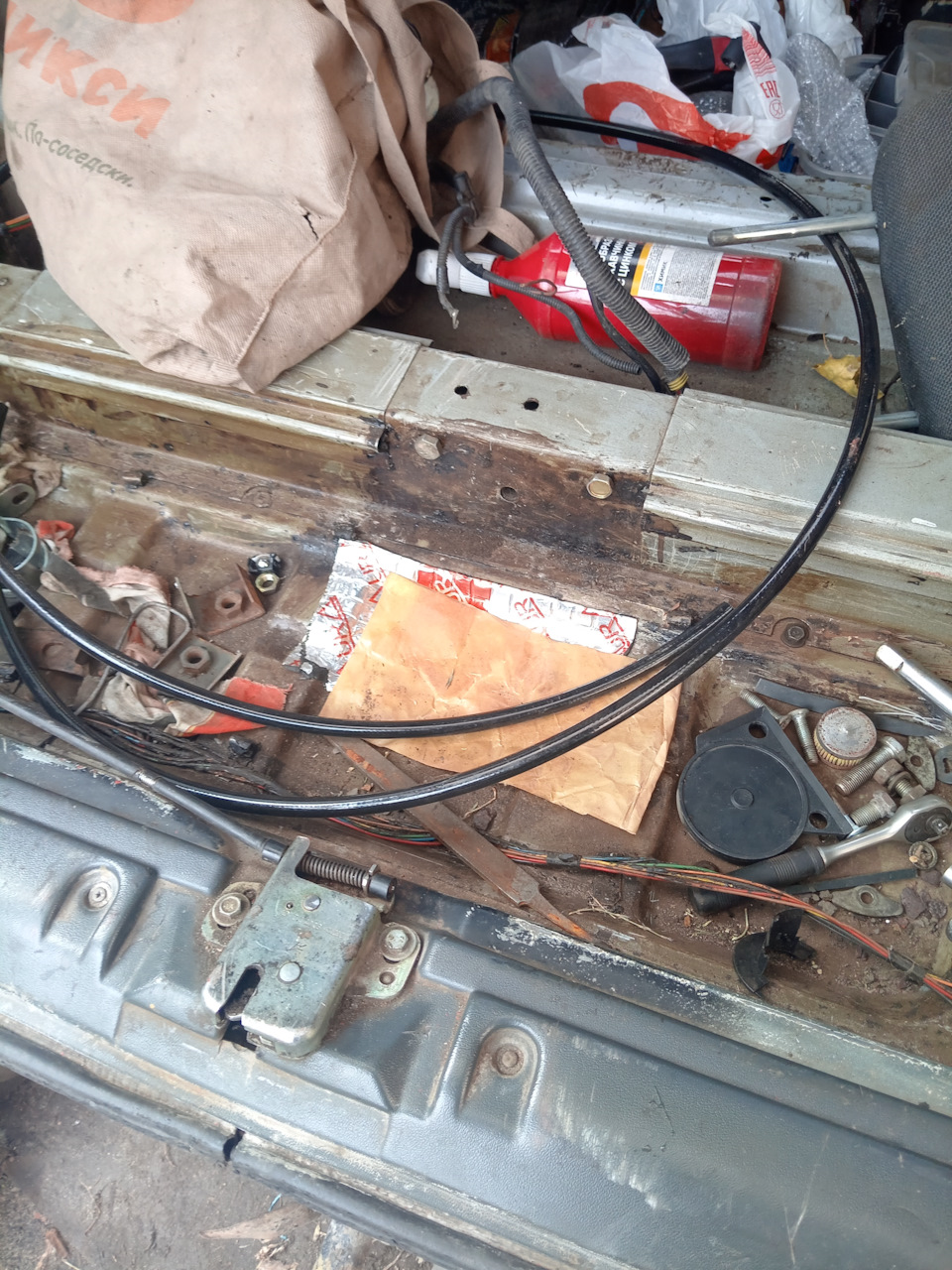 Вырубил и заклеял, пока что выемку в нише. Кто знает, для чего она нужна была? — Lada 2120 Надежда