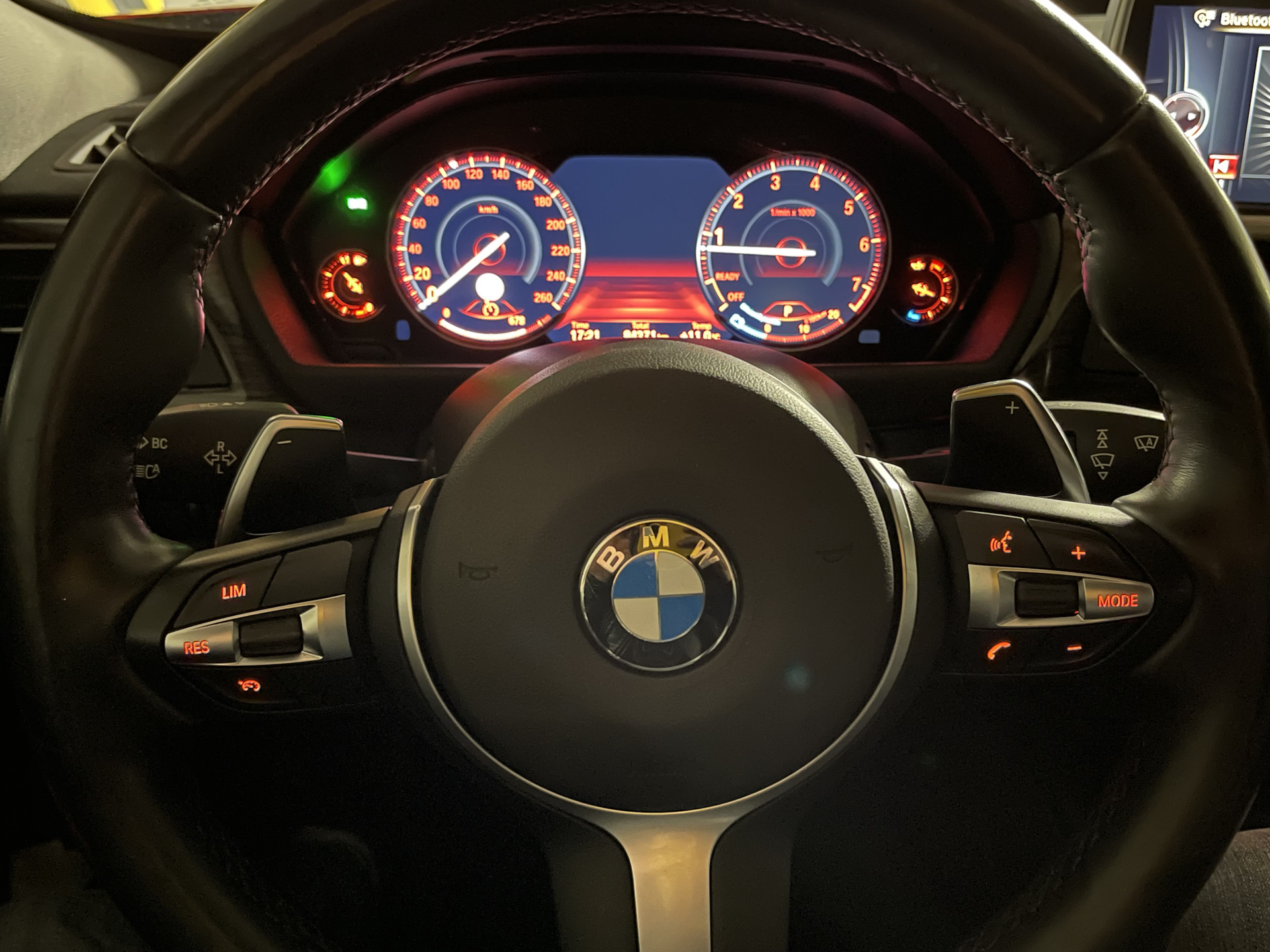 Лепестки bmw. Подрулевые лепестки BMW. Подрулевой лепесток БМВ. Подрулевые лепестки БМВ м5 ф90. Подрулевые лепестки с индикацией BMW.