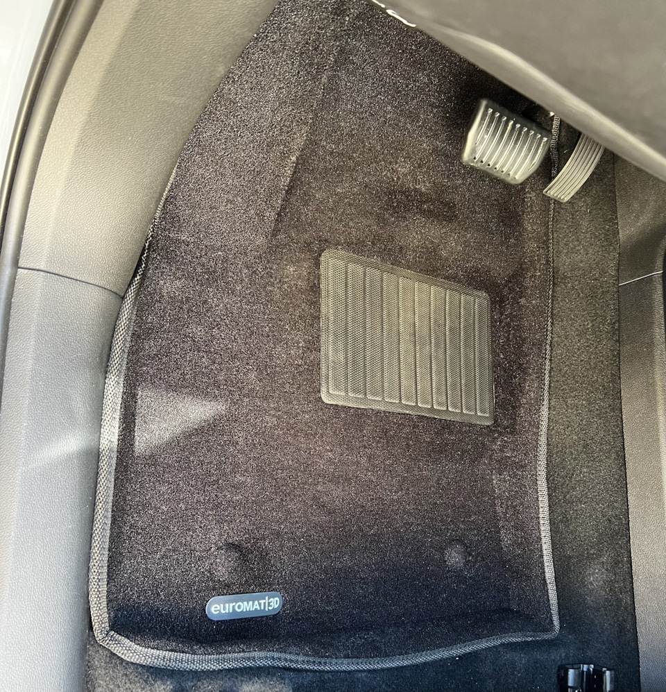 Водительская сторона — Geely Tugella