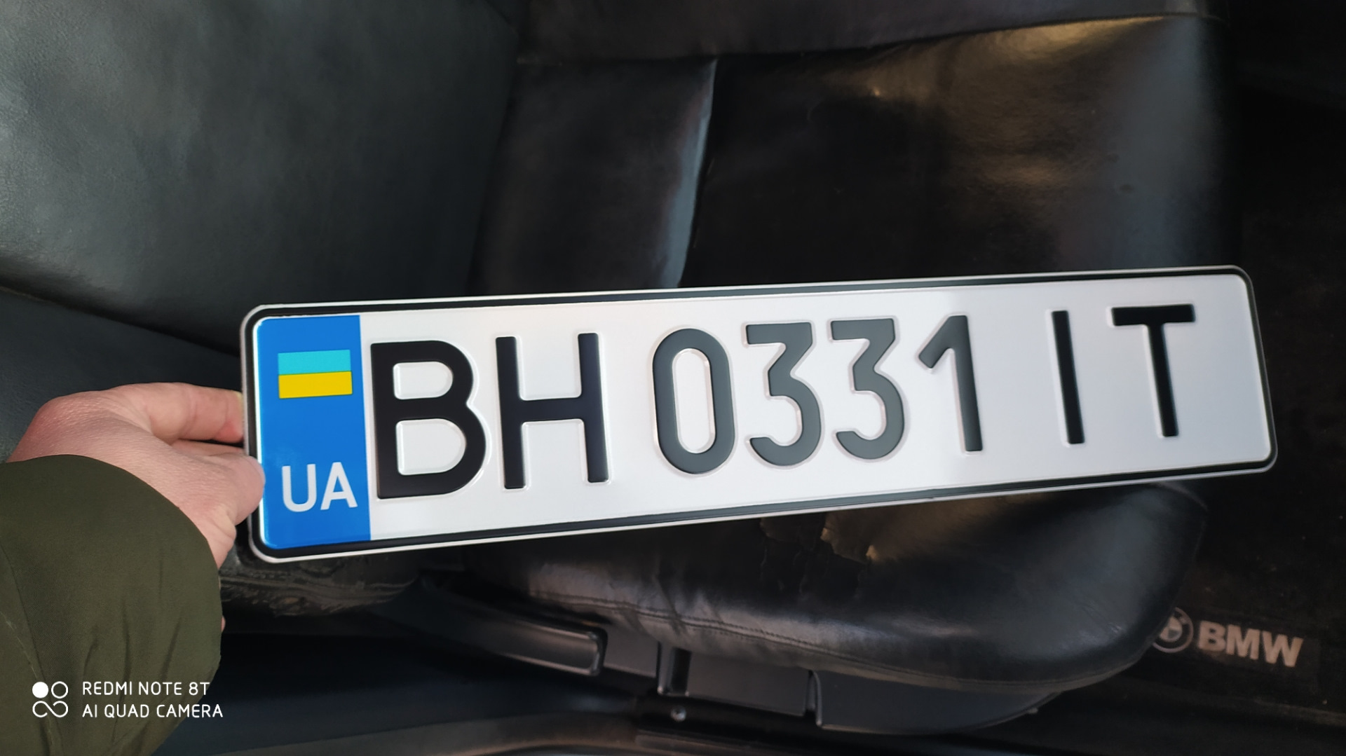 Армянские номера на машине в россии. Прикольные номерные знаки про БМВ. БМВ на номерах 117. БМВ номера х500хх. Прикольные номерные знаки в Литве.