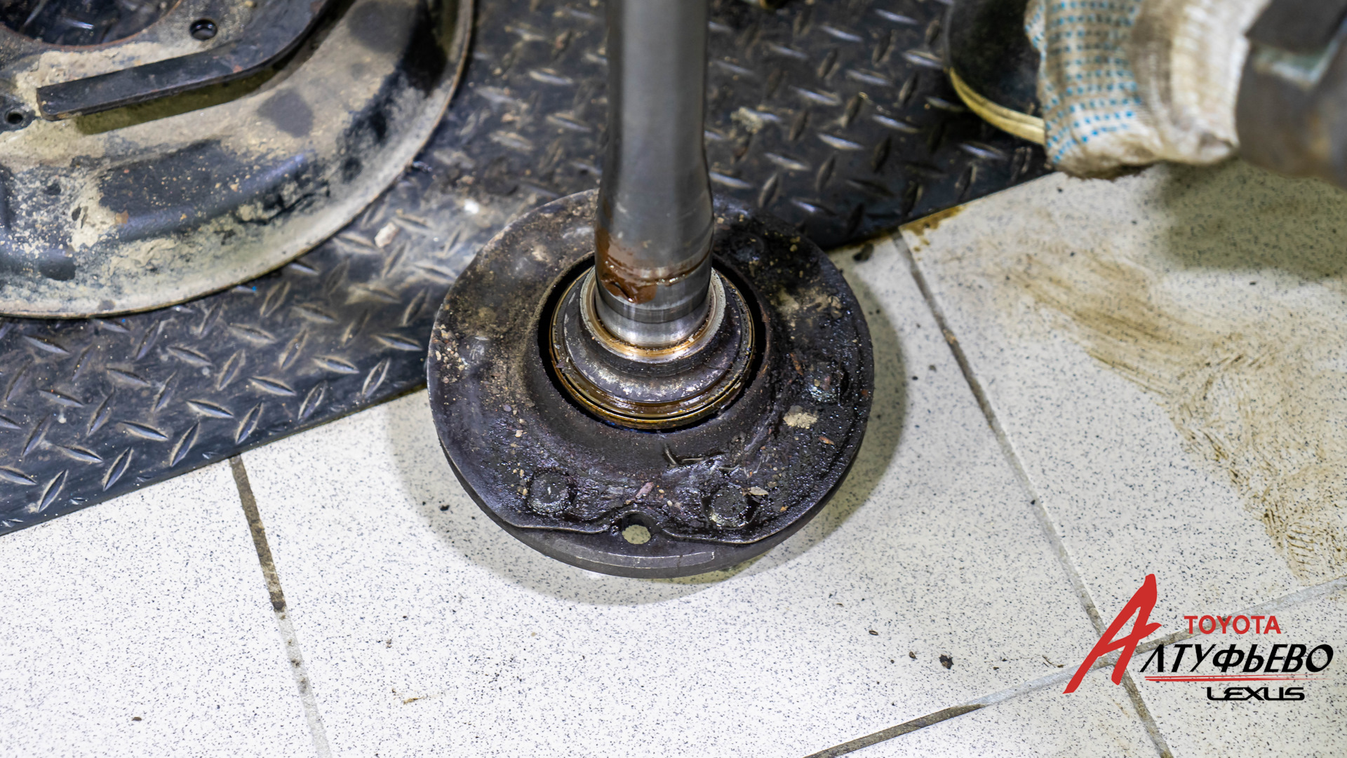 Подшипник чулка переднего редуктора прадо 120. Подшипник ступицы передний тойота прадо 120. Замена заднего подшипника прадо 120. Передний ступичный подшипник прадо 95. Замена заднего подшипника прадо 120.