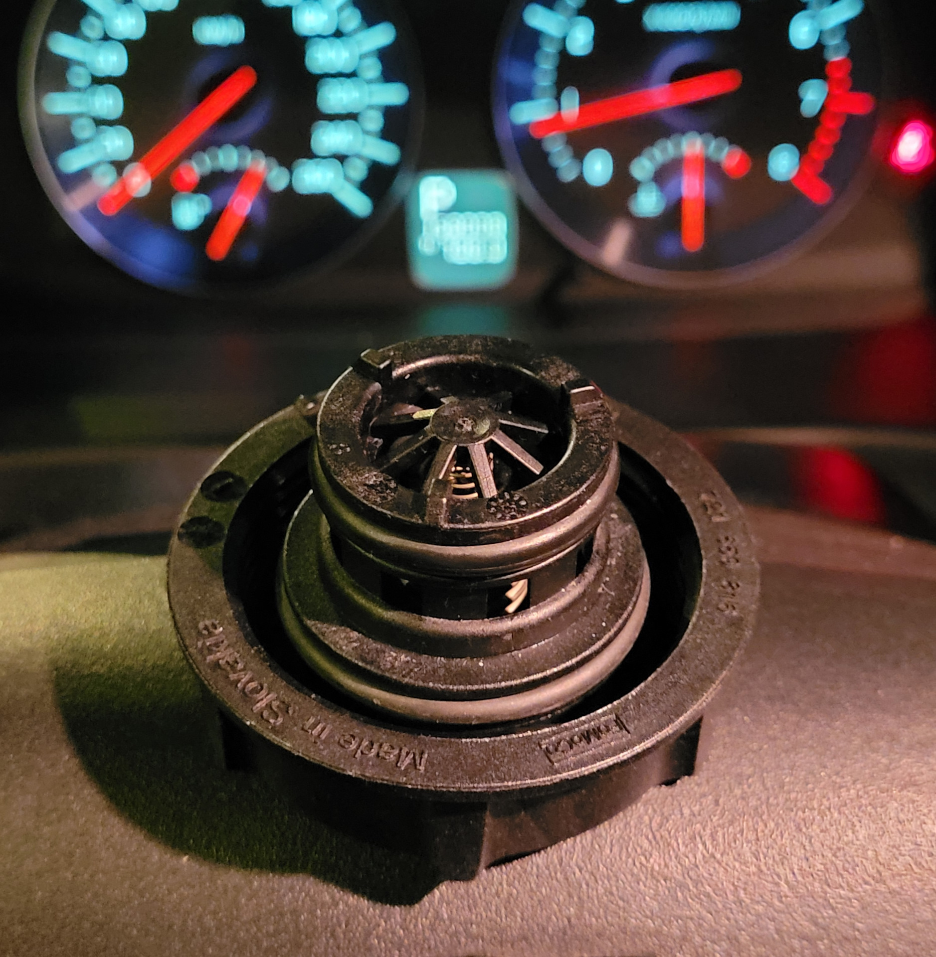 Трещина в расширительном бачке антифриза — Volvo S40 (2G), 2 л, 2011 ...