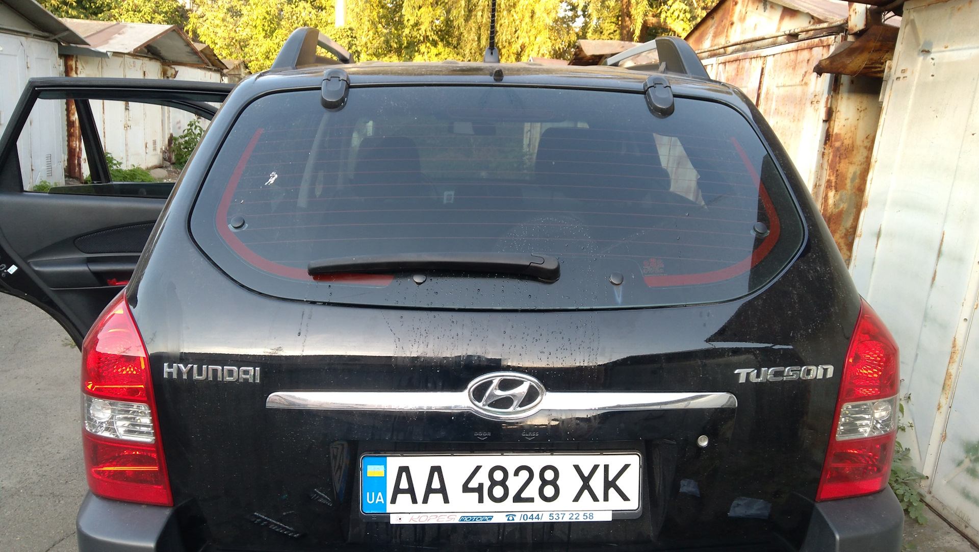 Заднее стекло хендай туссан. Задний дворник Hyundai Tucson 2008. Заднее стекло Туксон 2007. Дворник заднего стекла Хендай Туксон 2007. Hyundai Tucson 2008.