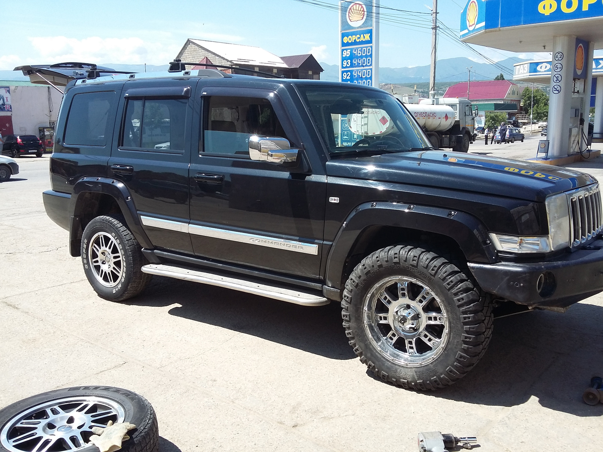 Jeep Commander на 33 колесах. Jeep Commander колёса 33 дюйма. Джип коммандер 5.7 лифт. Jeep Commander XK.