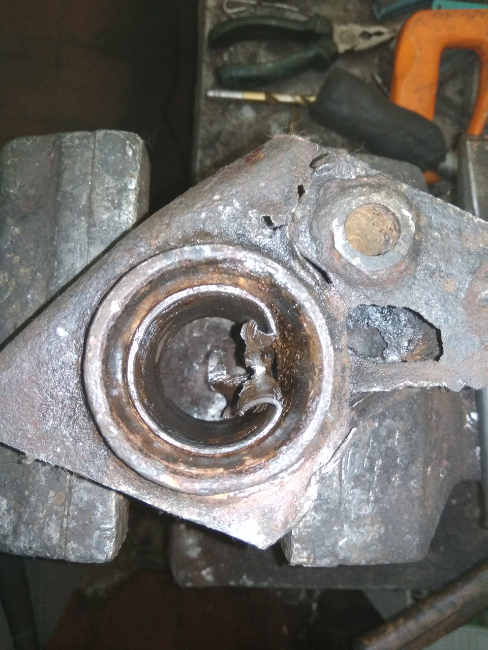 выбиваю остатки — Mitsubishi Montero I