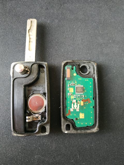 Как поменять батарейку в ключе пежо 207