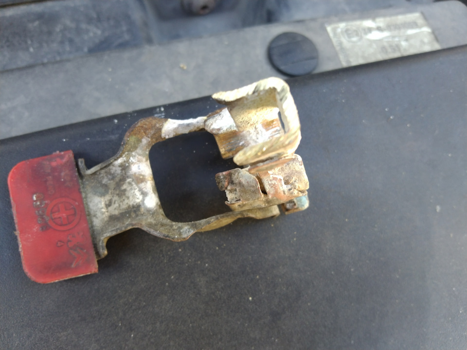 Плюсовая клемма аккумулятора C4 Picasso — Citroen C4 Picasso (1G), 1,6 ...