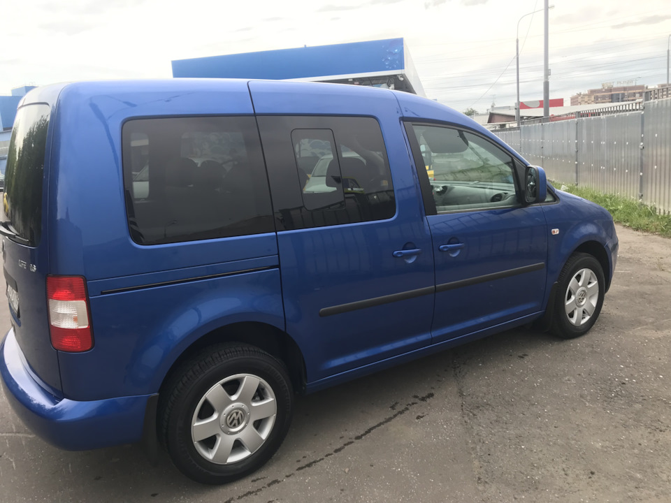 Volkswagen Caddy 2010 синий