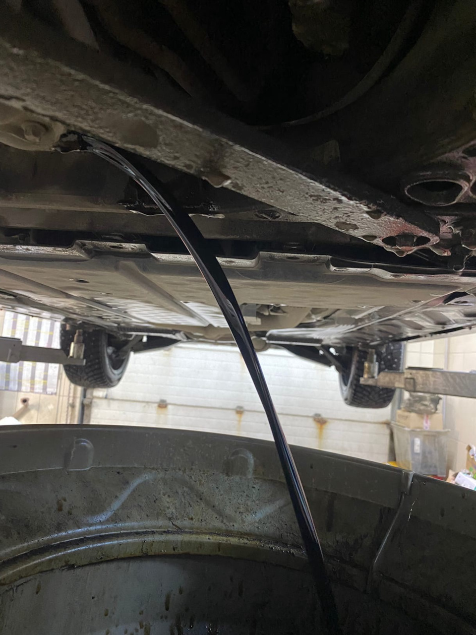 Сливается старое масло, темное, работало) — Mercedes-Benz GLC 43 AMG