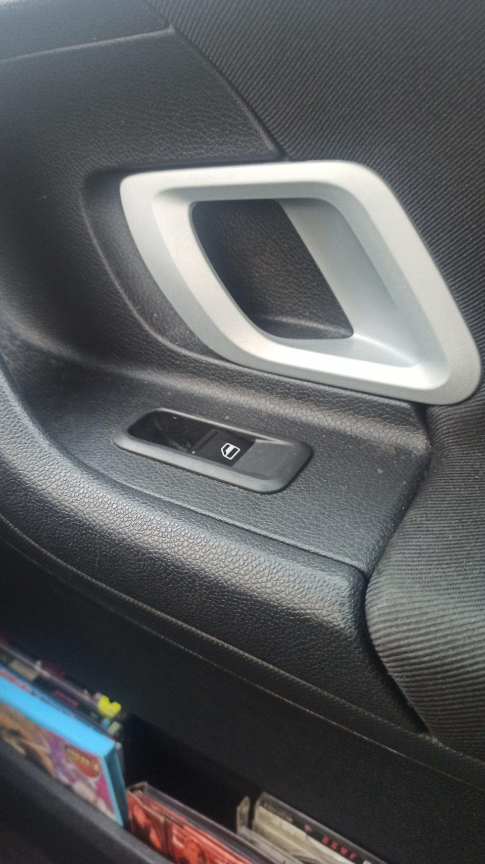 Кнопка пассажирского стеклоподъемника — Skoda Fabia Mk2, 1,4 л, 2009 ...