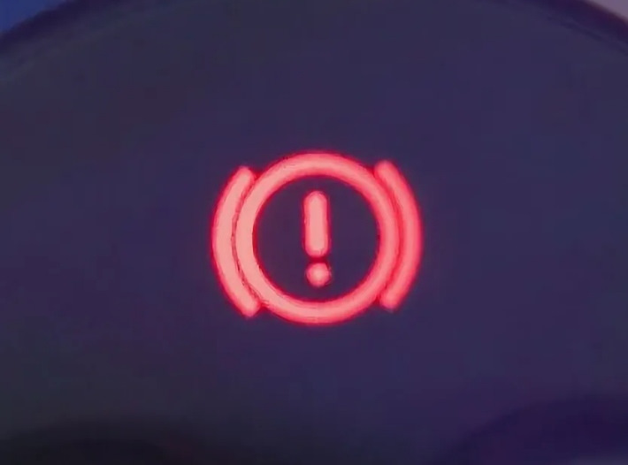 Ошибка восклицательный знак машина. Лампочка уровня тормозной жидкости Ford Transit. Мазда 3 1.6 контрольная лампа заряда. ВАЗ 2101 приборная панель значок тормозной жидкости. Значок иммобилайзера на приборной панели Мазда 3 2014 год.