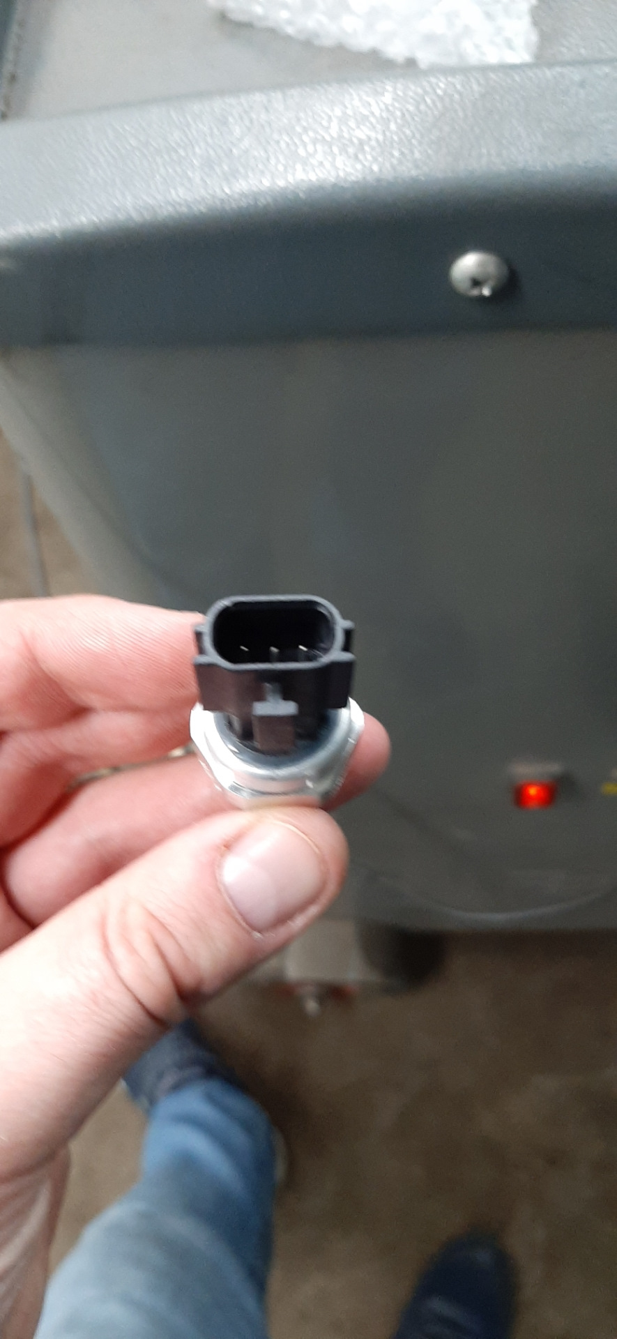 Замена датчика давления кондиционера. — Nissan Teana (J32), 2,5 л ...