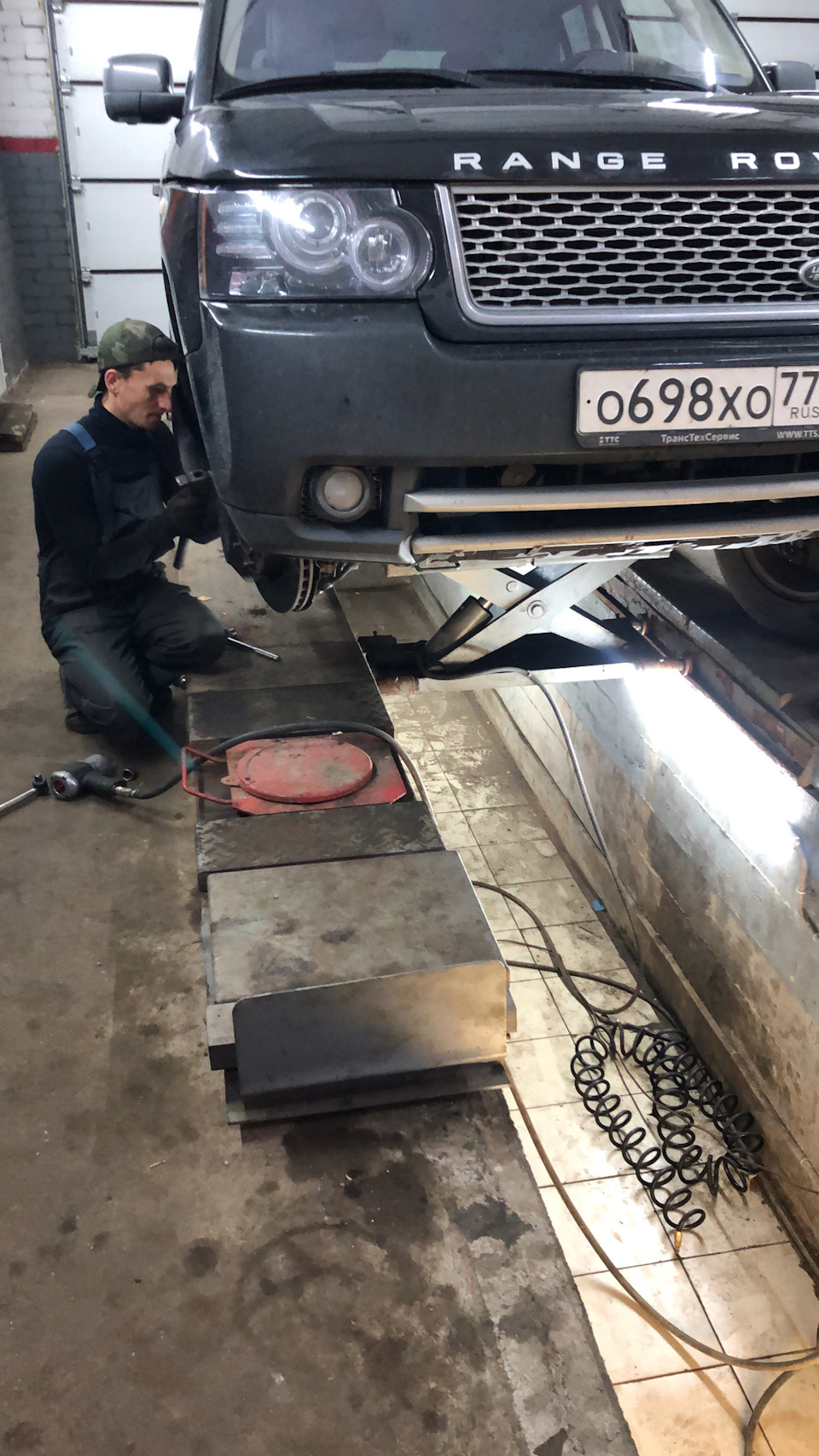 Замена передних тормозных дисков и накладок — Land Rover Range Rover ...