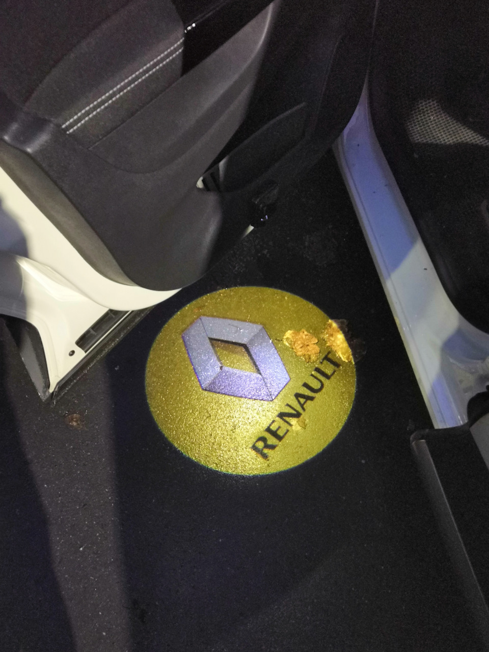Подсветка при открывании двери — Renault Kaptur (2020), 2 л, 2020 года ...
