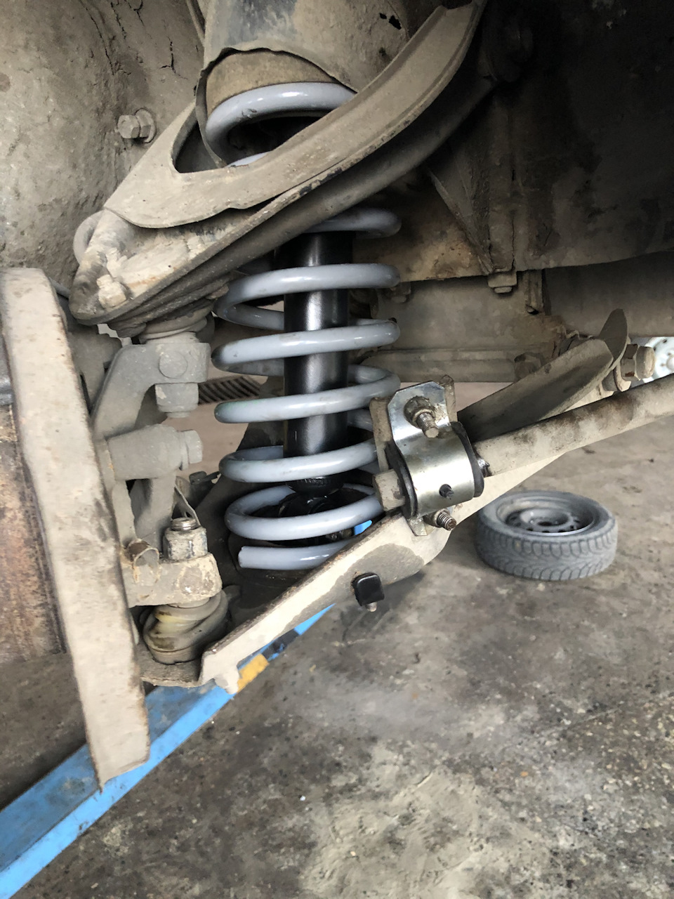 Лифт передней подвески нива 21213. Лифт нивы 21214. Лифт нивы 2121. Как поднять подвеску. Лифт подвески нива 2121.