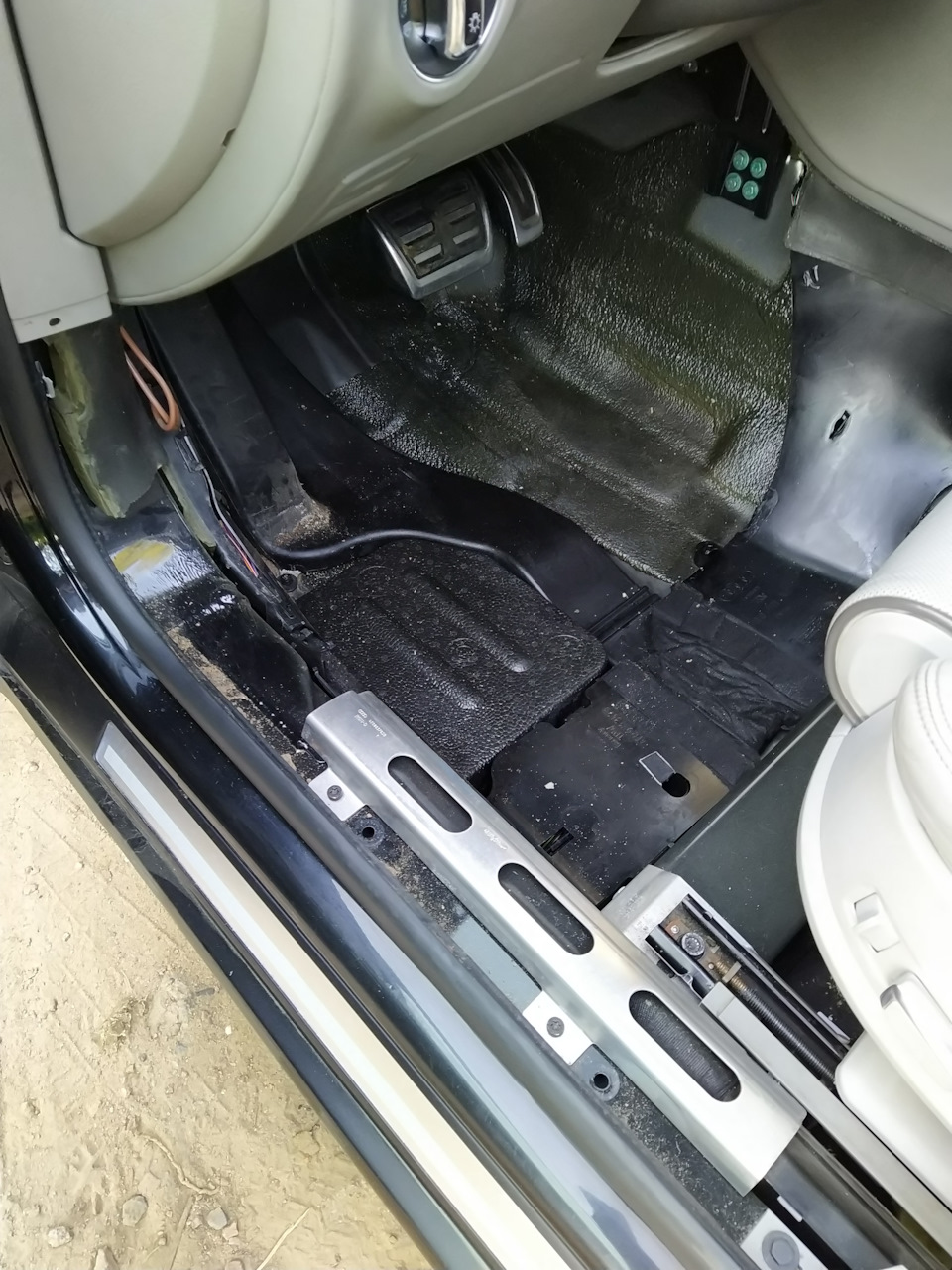 Замена ковролина. — Audi A8 (4E), 3 л., 2006 года | своими руками | DRIVE2