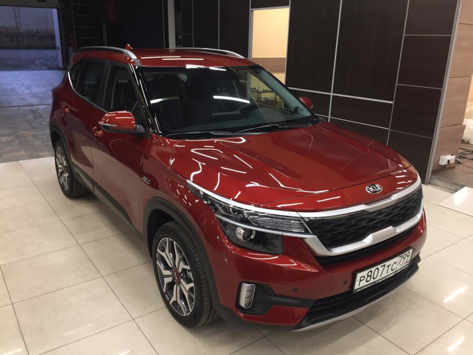 Kia Seltos красный