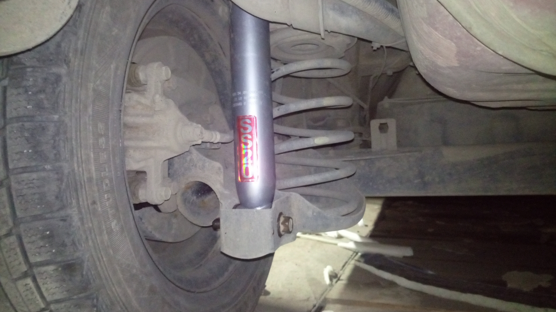 замена задних амортизаторов ваз. замена задних амортизаторов ваз. амортизаторы ваз 2107. крепление заднего амортизатора ваз 2107. гайка крепления амортизатора ваз 2107.