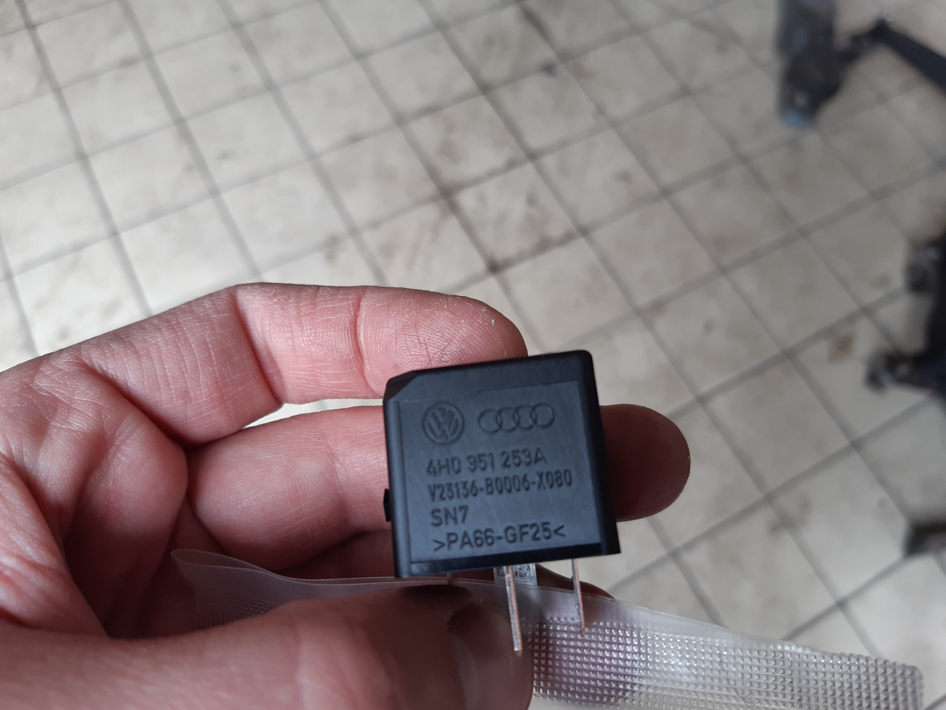 реле на компрессор пневмоподвески туарег 2011. реле компрессора пневмоподвески туарег. реле пневмоподвески туарег 2008.