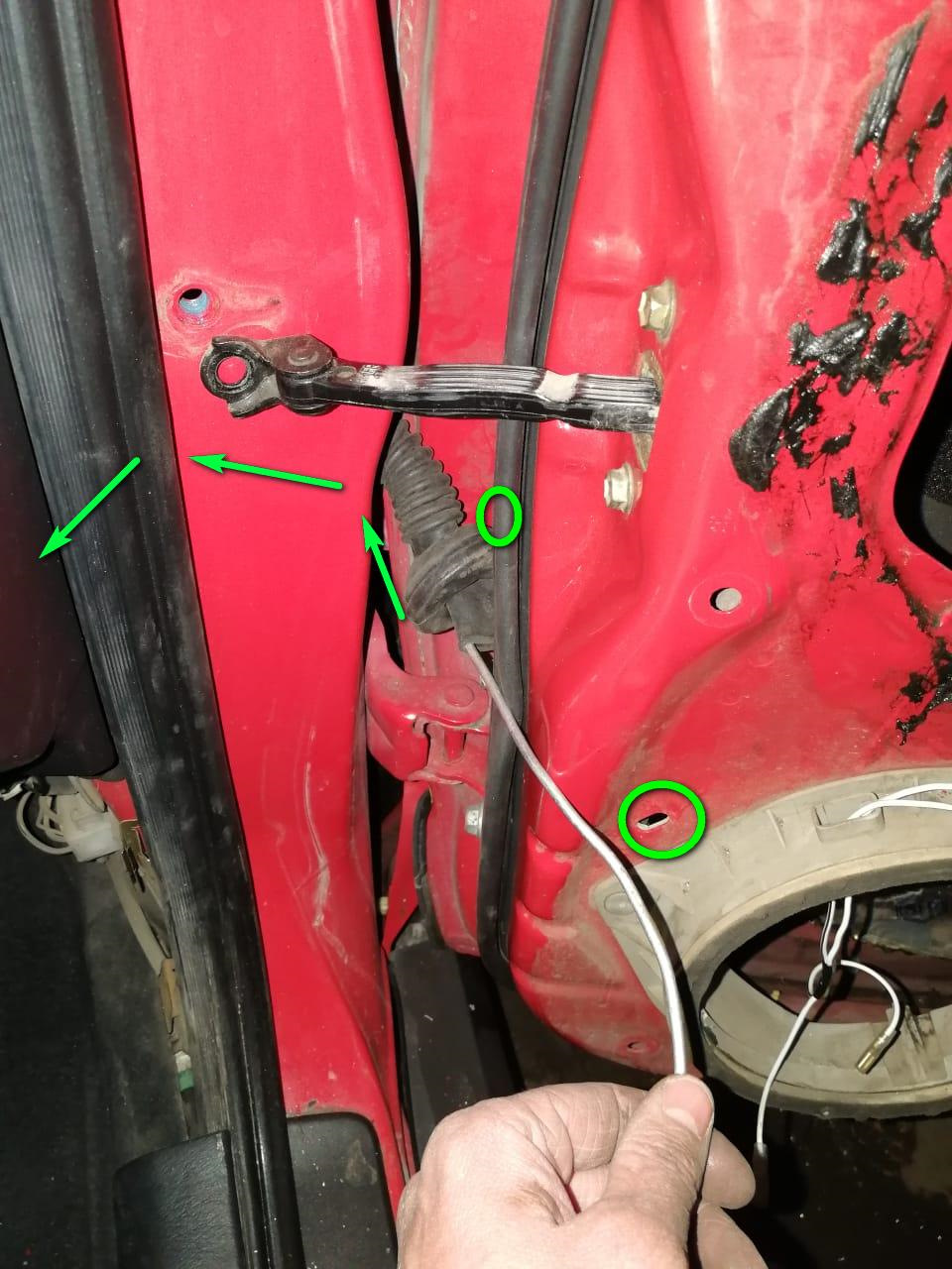 Самый сложный этап — протолкнуть провод в гофру. Как делал это я?! Рассказываю! 1. снял дверную карту (ну это понятно, она первым делам была снята как только заехал в гараж). 2. открутил динамик (сразу скажу — у меня не родной динамик, т.к. я его менял. Поэтому снять легко. У кого родные динамики — придется или высверливать заклёпки или проявлять чудеса изворотливости). 3. Где отмечено зелёными кругами — отстегнул пластиковые белые защёлки — они держат косу проводов из гофры. Это даёт нам более свободное перемещение гофры. 4. Вытаскиваем гофру из двери. 5. Берём жесткую проволоку (я брал алюминиевую от шашлыка))), смазываем солидолом и просовываем аккуратно в гофру, что бы конец вылез с другой стороны в салоне авто. — Pontiac Vibe (1G)