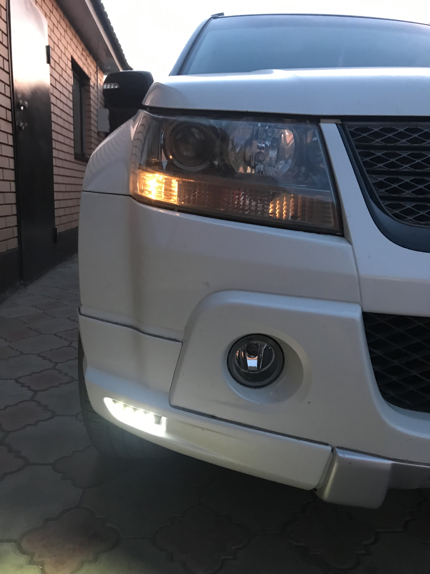 Губа сузуки гранд витара. Губа сузуки гранд витара. Сузуки эскудо 2005. Escudo salomon обвес. Передний фартук на сузуки гранд витара.