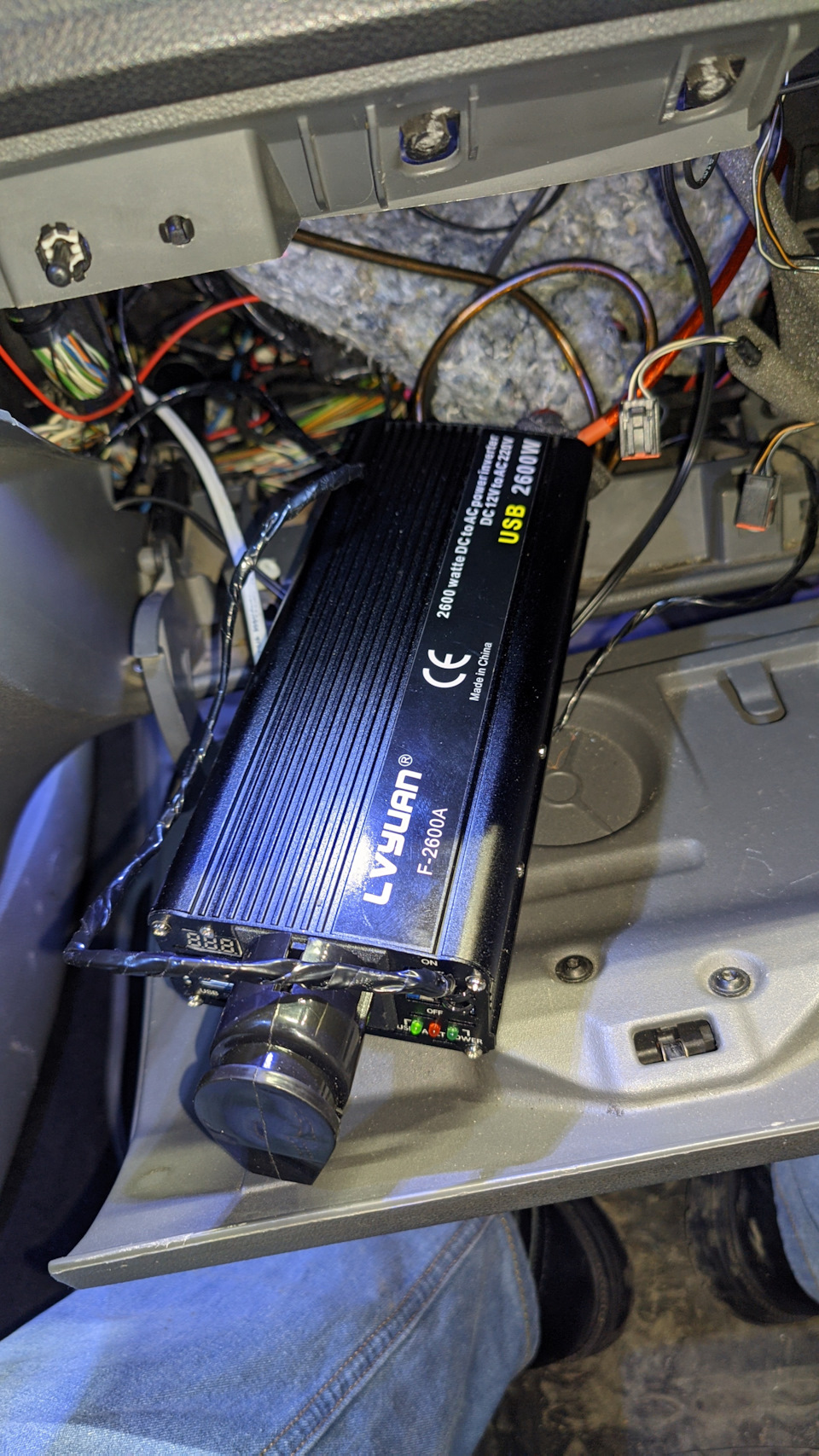 Как установить инвертор. Установка инвертора. Battery Inverter Ford c-Max. Туарег установка инвертора 230. Установка инвертора Мондео 4.