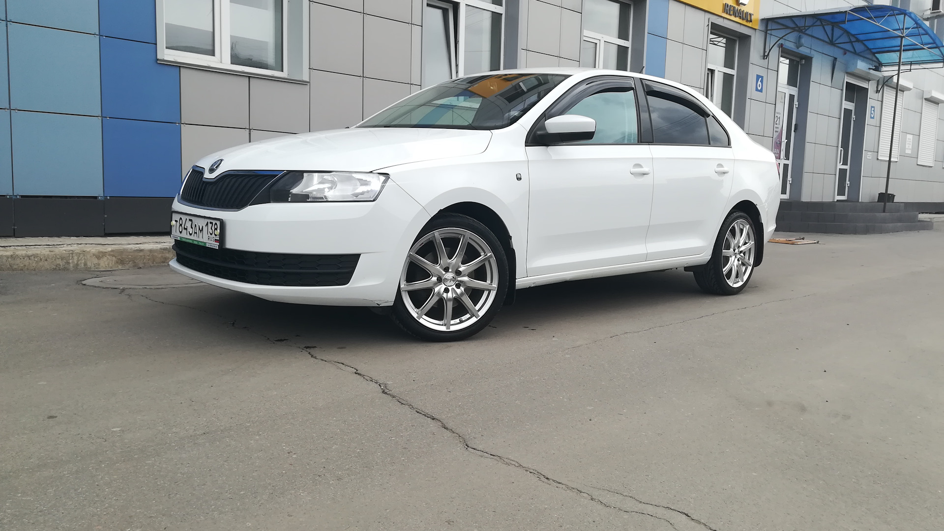 Шкода рапид 1.6 90. Skoda Rapid 1 Tuning. Шкода Рапид 1 тюнинг. Шкода Рапид тонировка в круг диски. Skoda Rapid покраска.