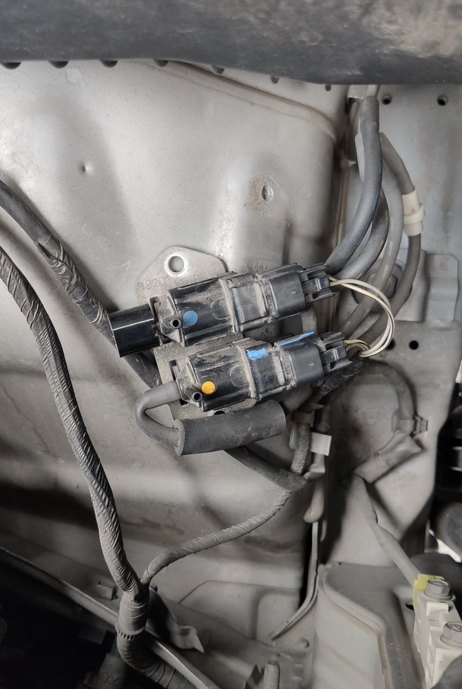 Паджеро клапана полно привода. Клапан включения переднего моста Mitsubishi 2001. Клапан включения полного привода Паджеро спорт 2. Паджеро 2 клапана на полный привод.