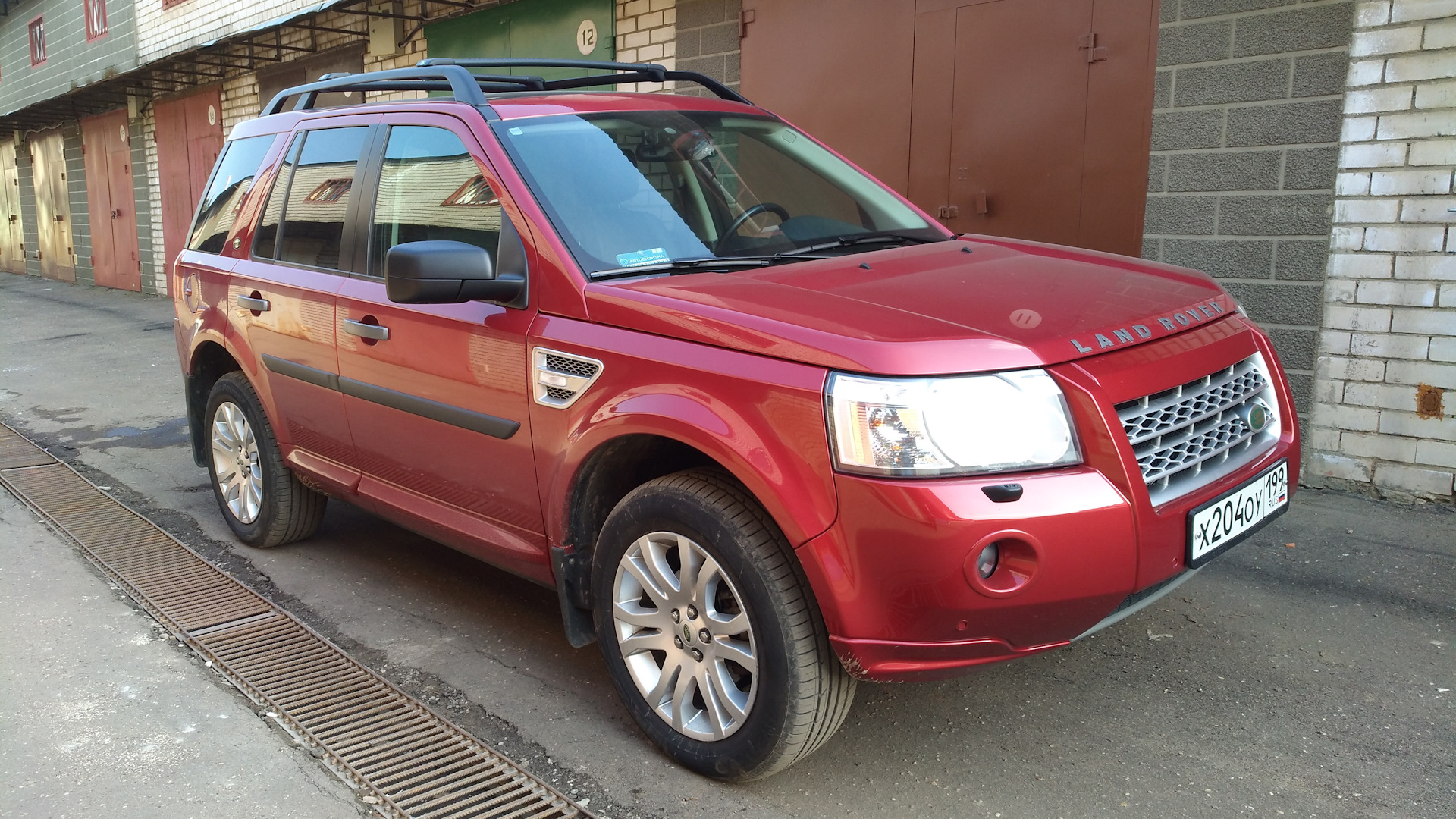 Land Rover Freelander 2 красный