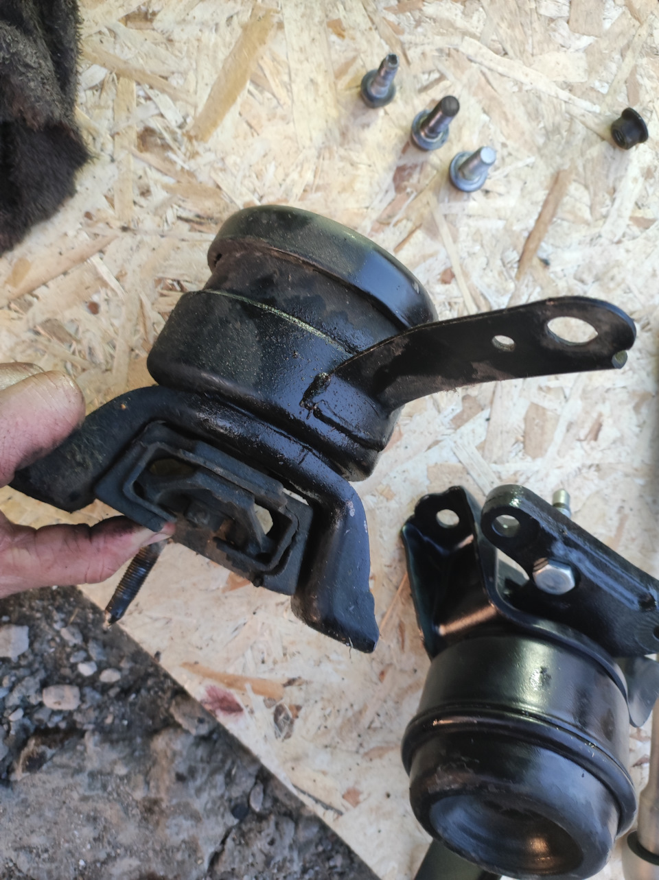 Старая была на столько изношена, что свободно двигалась рукой и при тряске кронштейн ходил из сторон в сторону. — Toyota Caldina (190)