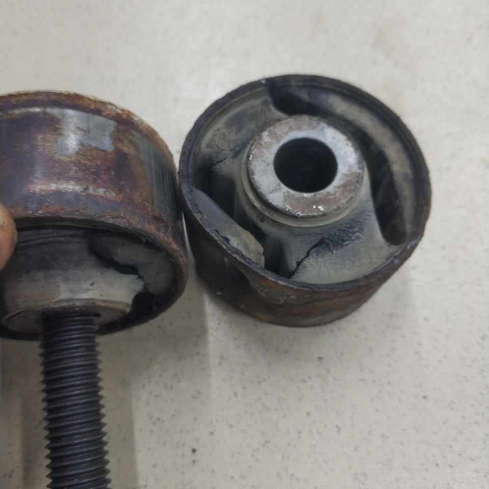 Сайлентблоки заднего редуктора — Subaru Impreza (GE/GH), 2 л, 2007 года ...