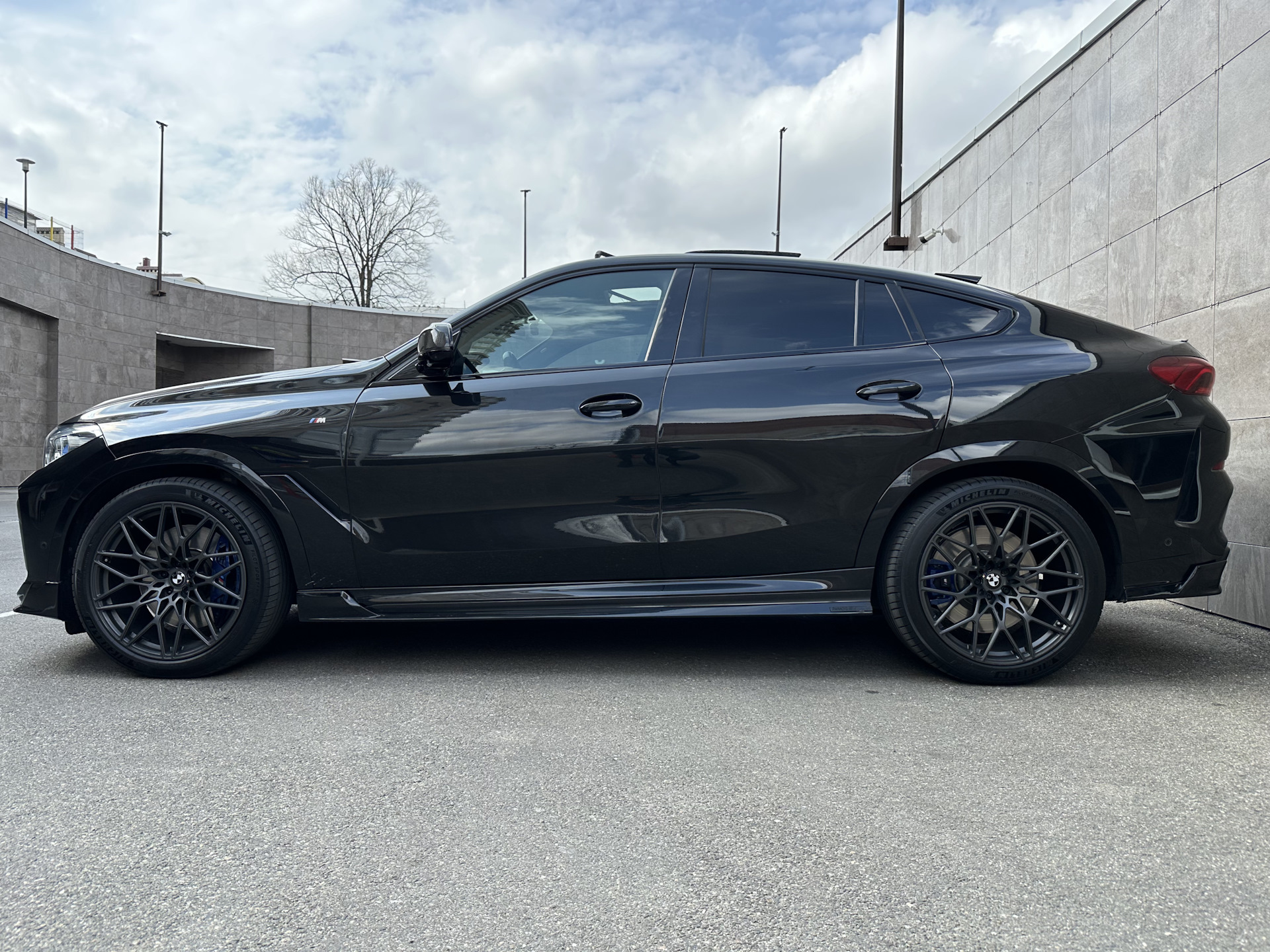 Плавающие ступичные колпачки — BMW X6 (G06), 3 л, 2021 года | колёсные ...