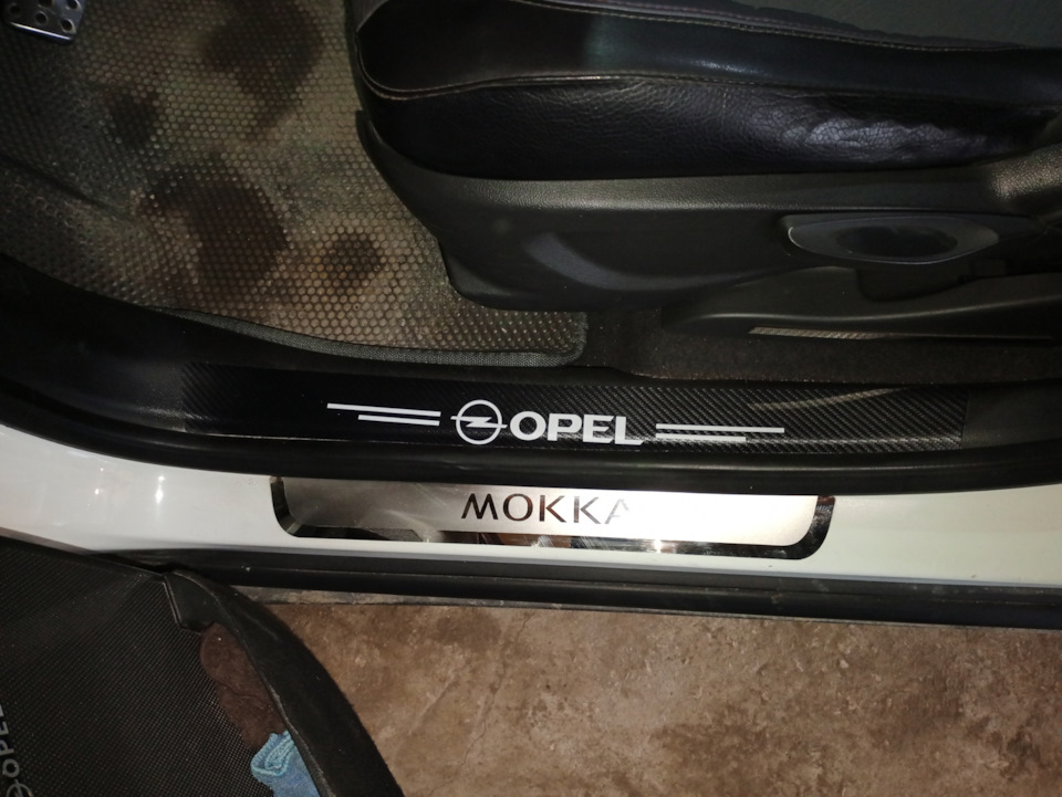 Накладки и наклейки на пороги. — Opel Mokka (1G), 1,8 л, 2013 года ...