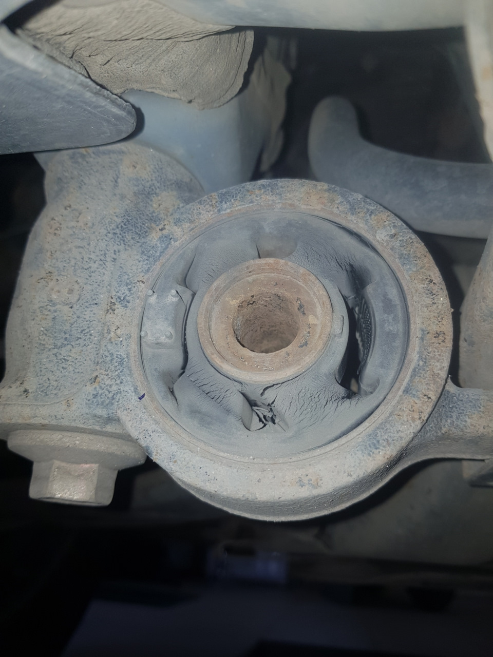 Задние сайлентблоки передних рычагов подвески — Mazda CX-5 (1G), 2,5 л ...