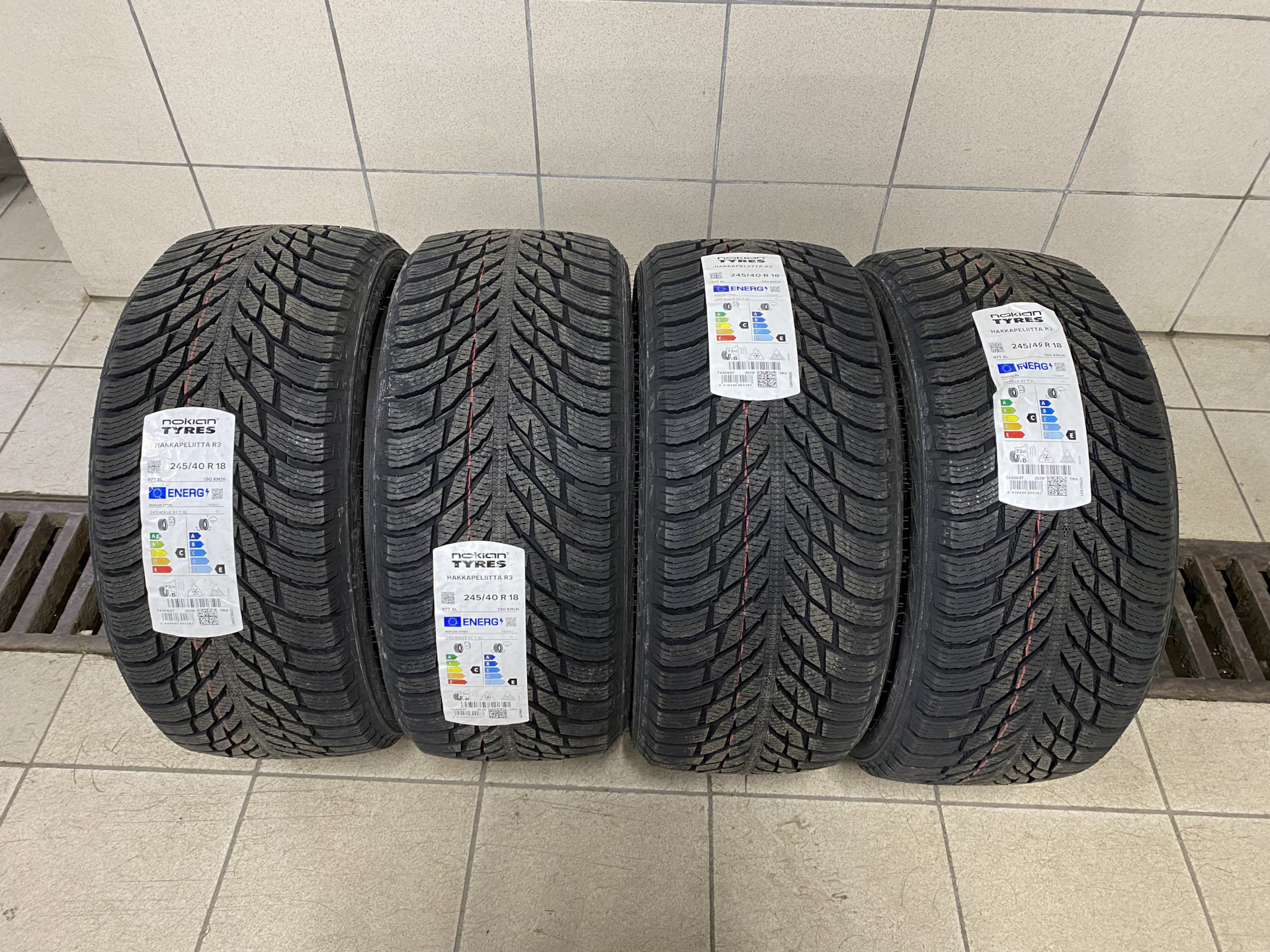 245 45 r18 зимняя. Новая резина. 245/40 R18. Резина Nokian Tyres ta.