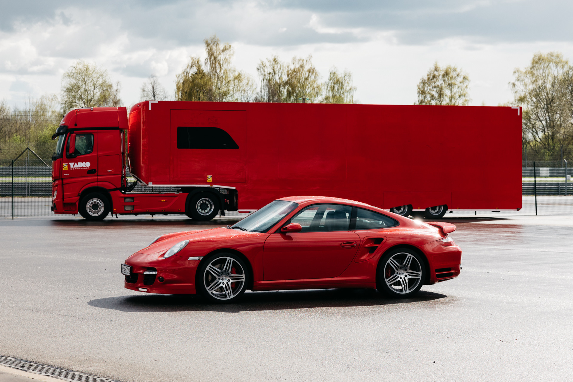 Красный фургон. Porsche грузовик. Грузовик красного цвета вид сбоку.