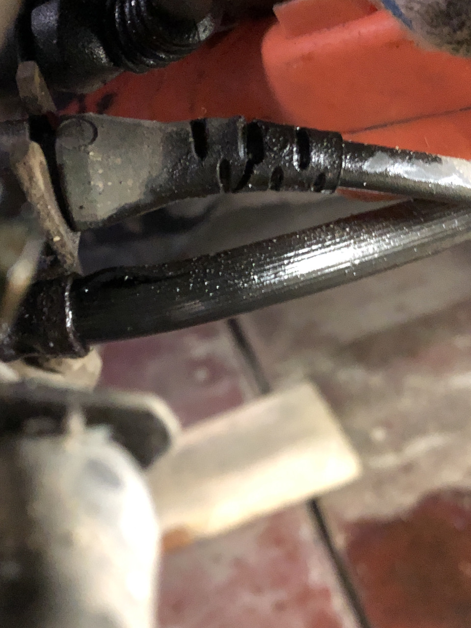 Порвался и потек тормозной шланг — Audi A6 Avant (C5), 2,5 л., 2002 ...